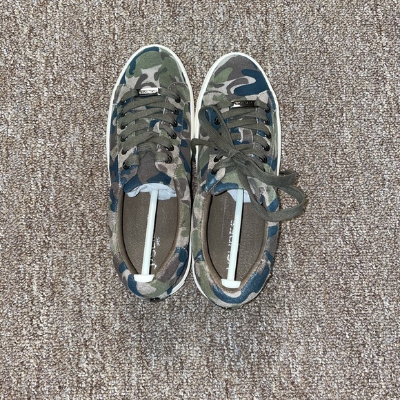 J/Slides Women's Hippie Sneaker Green Camo Suede - Picture 3 of 6